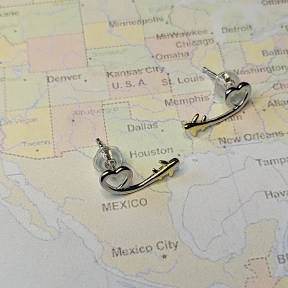 Heart and plane travel silver stud earrings - Picture 3 of 7